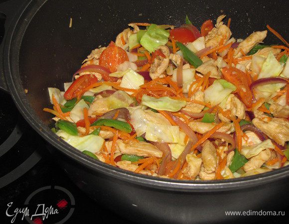Теперь настала очередь капусты и помидор. Подержать на огне еще 1 минуту и, если нужно, подсолить. Убрать с огня. Овощи должны оставаться хрустящими.