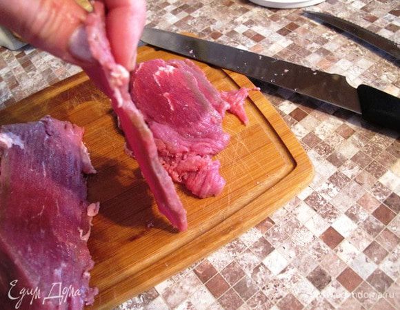 Для этого блюда подходит и говядина, и свинина.
Нарезаем мясо тонкими ломтиками. Это удобно делать, когда мясо слегка подморожено.