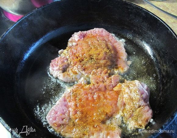 Готовим смесь для мяса: сухая молотая паприка, соль, зерновая горчица и ...секретный ингредиент австрийской кухни 19 века — коричневый сахар. В те времена сахар добавляли почти во все мясные блюда, да и не только мясные.
Обвалять мясо в смеси и жарить на горячей сковороде до золотистой корочки.