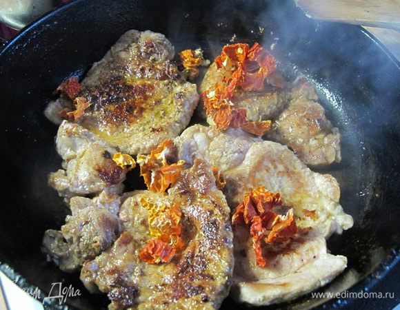 Даем вину немного выпариться и возвращаем мясо обратно в сковороду. Можно добавить для вкуса немного паприки (у меня сушеная). Доводим мясо для готовности. Соус тем временем немного загустевает, а мясо становится мягким и сочным.