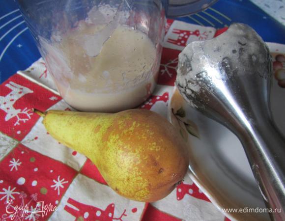 Грушу помыть, почистить от кожуры и семечек (семечки сохранить). Пюрировать с помощью блендера.