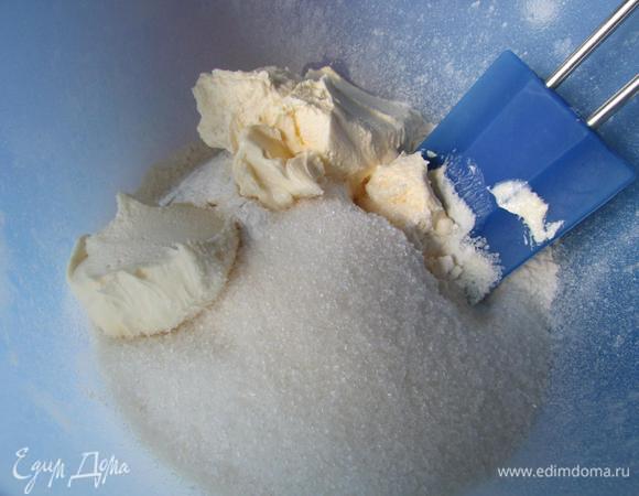 К муке добавить мягкое сливочное масло и сахар.