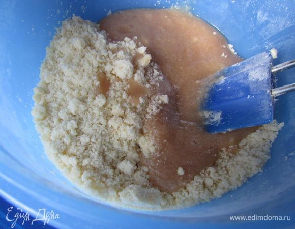 Все перетереть в крошку и добавить грушевое пюре. Тщательно перемешать, чтобы не было мучных комочков.