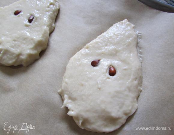 В середину печенья вдавить семечки. Печенье отправить в разогретую духовку (180°C). Выпекать 20 минут.