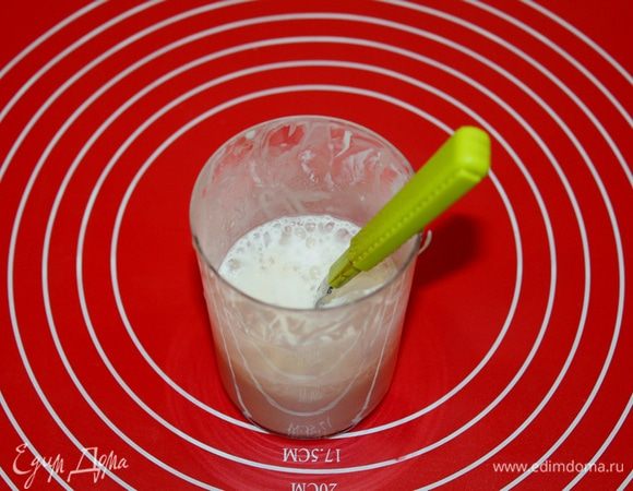 В теплой воде растворить дрожжи, дать им ожить.