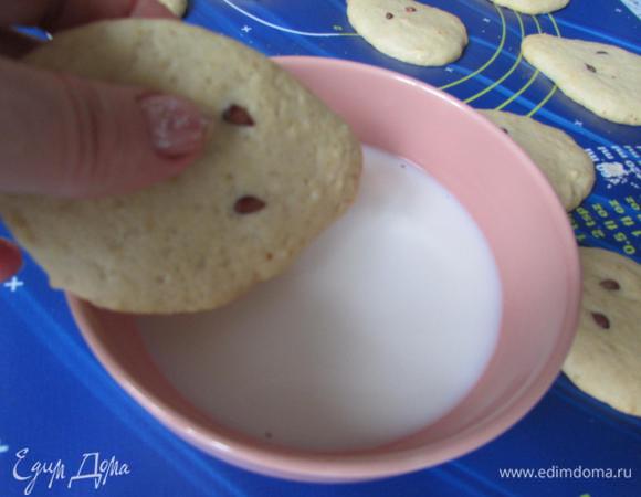 Через 20 минут печенье извлечь из духовки. Слегка остудить. Каждое печенье по краю обмакнуть в молоко.