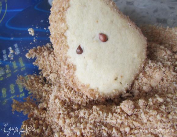 Затем сахарно-ореховой крошке. Повторить два раза (молоко, крошка).