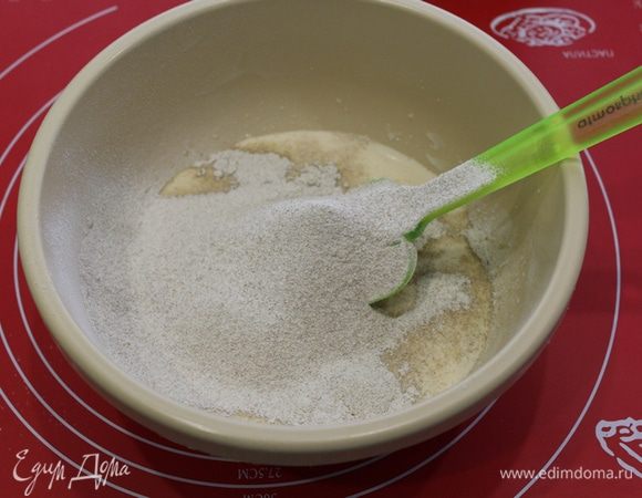 В этот время просеять в теплую ряженку (можно взять кефир) ржаную муку, добавить соль. 