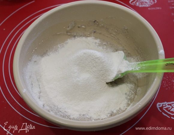 Просеять пшеничную муку.