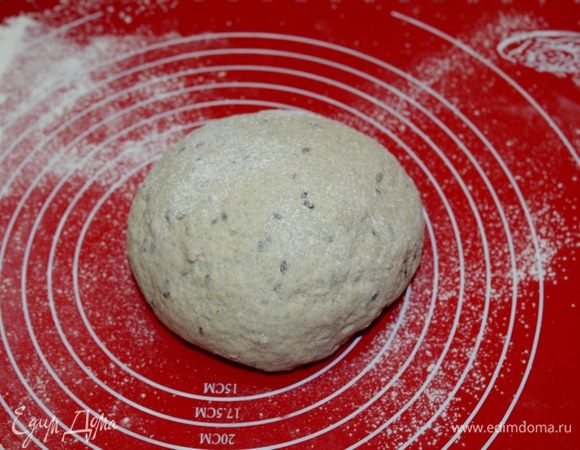 Замесить тесто 10 мин. Формируем шар, накрываем полотенцем. Даём постоять 20 минут.
