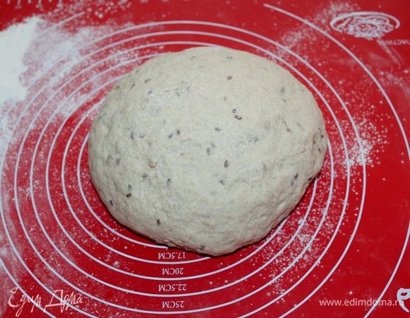 Через 20 минут тесто, опять вымешиваем 2-3 минуты и оставляем под полотенцем на 10 минут.
