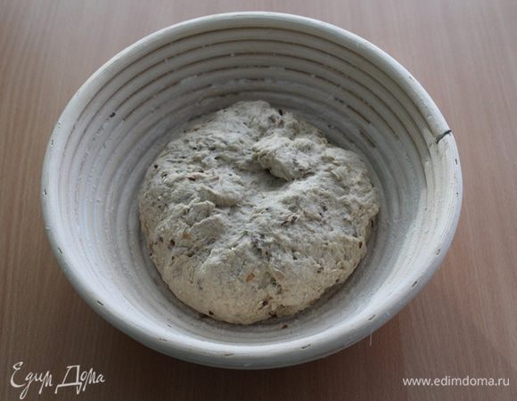 Затем перекладываем в расстоечную корзину. Или формируем шар, выкладываем на противень, застеленный пергаментом и присыпанный мукой. Делаем надрезы и оставляем на 1-1,5 часа.