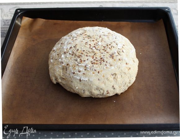 Аккуратно переворачиваем корзинку. Выпекаем в разогретой до 230°C духовке, первые 15 минут с паром. Затем уменьшаем температуру до 190°C  и выпекаем ещё 35-40 минут.