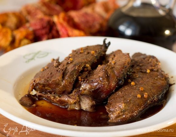 При сервировке обязательно наливаем в тарелку немного соуса.