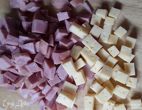 Ветчину и сыр порезать кубиками. Треть сыра отложить. Остальное перемешать.