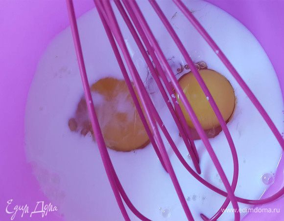 Взбить яйца с молоком до однородной массы. Посолить, поперчить. Просеять муку. Муки указала примерно количество, должно литься, как на оладьи.