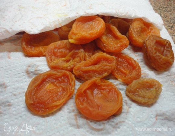 Курагу промыть, залить на 10 минут горячей водой. Затем воду слить и курагу промокнуть бумажным полотенцем.
