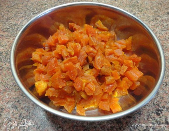 Курагу мелко нарезать.