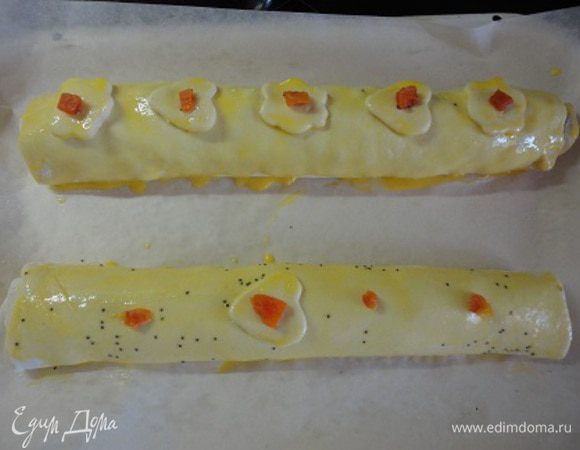 Выложить на противень. (Второй рулет заворачивала для себя внучка с маком, сахаром и корицей).  Смазать желтком. Выпекать рулет в разогретой до 170°С духовке 15 минут.