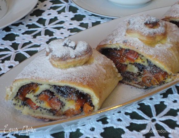 Остывший рулет посыпать сахарной пудрой.