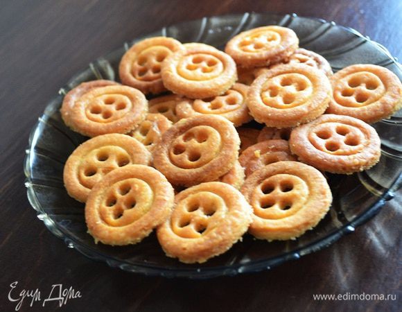 Перекладываем печенье на противень, застеленный бумагой для выпечки. Выпекаем при температуре 180°С около 20 минут.