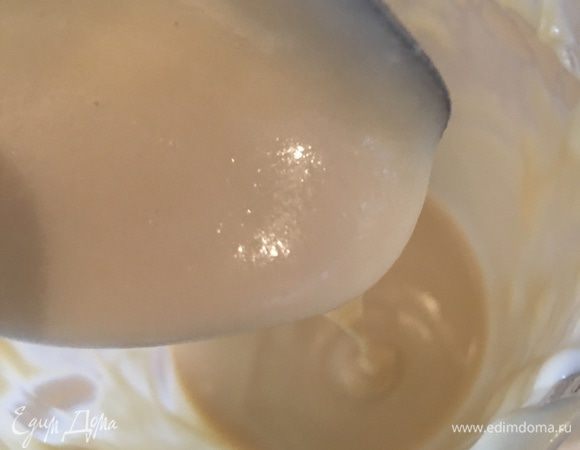 Взбиваем погружным блендером (можно миксером, но так, чтобы не осталось комочков) до однородного состояния. Тесто должно быть, как на оладушки — довольно густым. Если кажется сильно густым- разбавьте небольшим количеством молока, если покажется слишком жидким- тогда добавляем изолят, т.е. регулируем по собственному желанию.