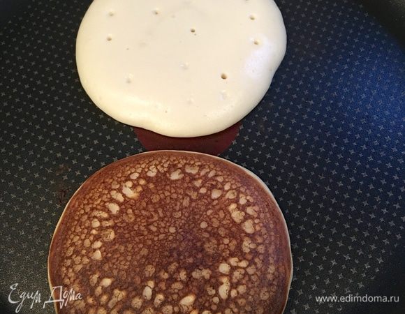 Обжариваем на сковороде с антипригарным покрытием без масла на среднем огне (можно даже слегка убавить) с обеих сторон. Внутри панкейки должны быть абсолютно пропеченными.