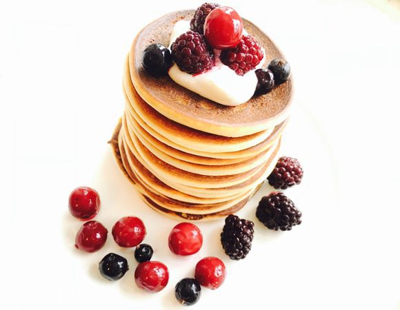 Я подавала на завтрак с ягодами и мягким творогом, взбитым с сахарозаменителем до кремообразного состояния.