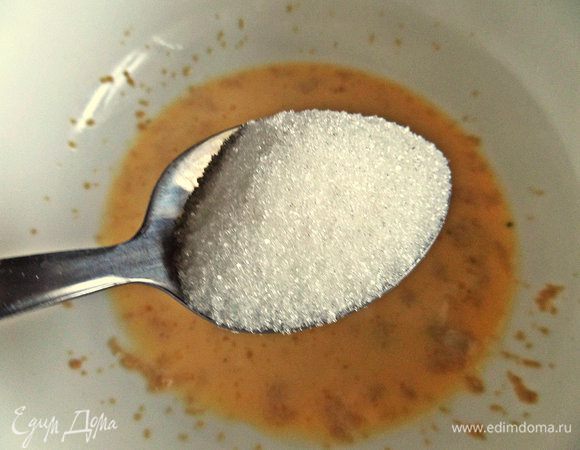Вбиваем позже яйцо, сахар.