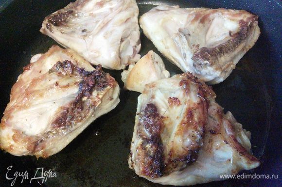 Разогрейте масло в сковороде и обжарьте кусочки курицы с обеих сторон до золотистой корочки.