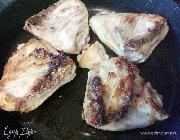 Разогрейте масло в сковороде и обжарьте кусочки курицы с обеих сторон до золотистой корочки.