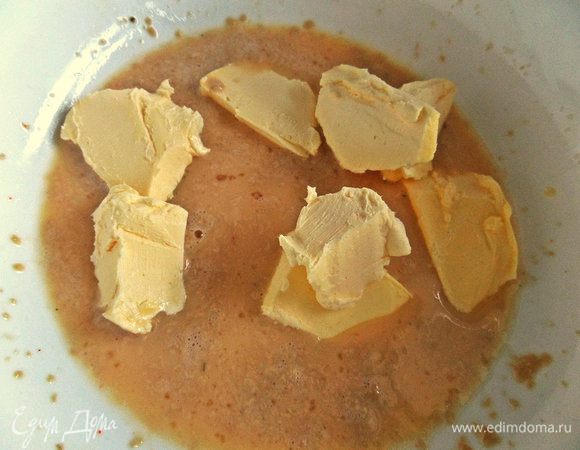 Крошим мягкое масло, растираем.