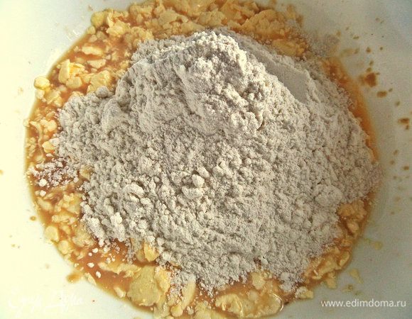 Всыпаем партиями просеянную муку.