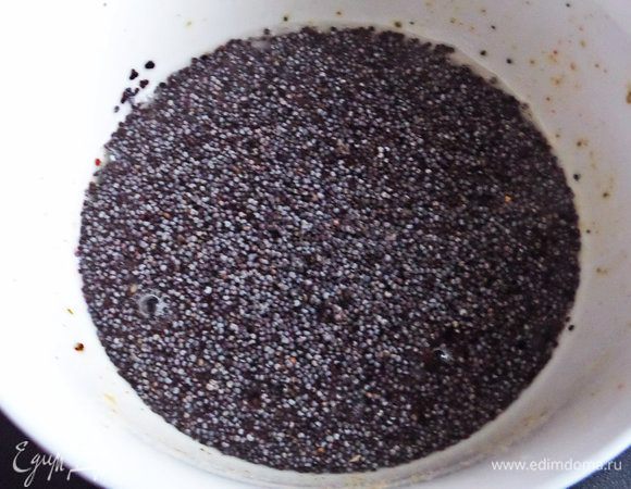 В это время зашпариваем мак стаканом кипятка, накроем и оставим на 20 минут.