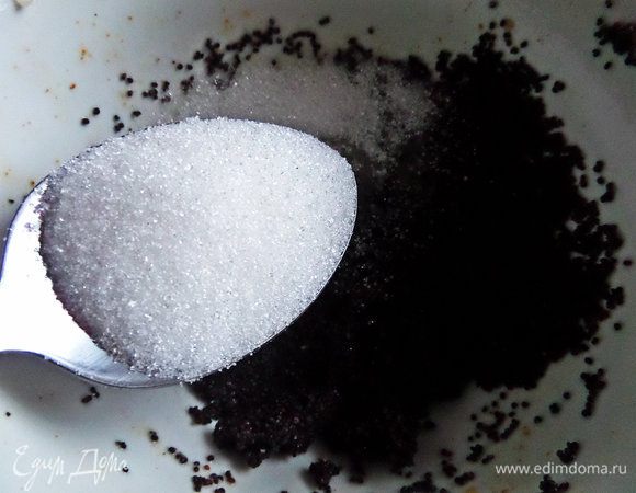 Слить воду через сито, добавить сахар.