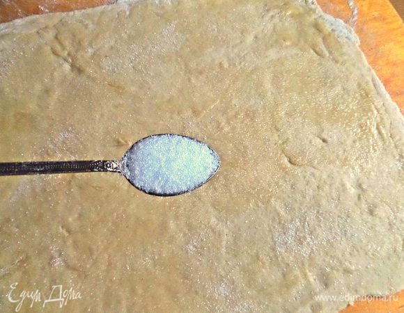 Посыпать сахаром сверху 3-4 ч. л.