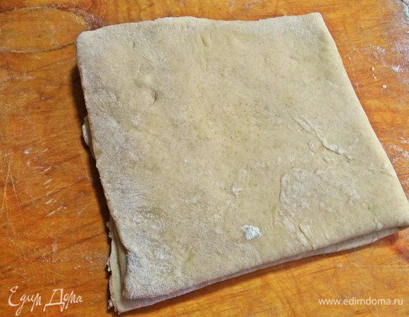 Складываем вчетверо сахаром внутрь.