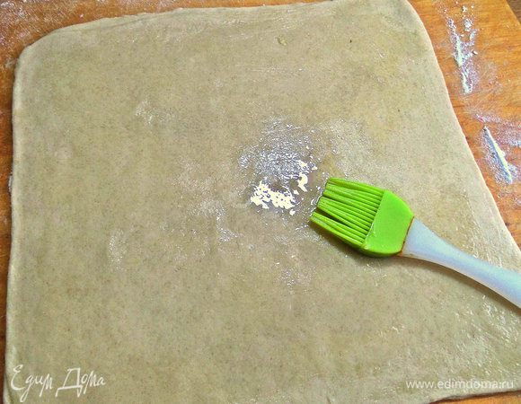Раскатать, снова смазать, посыпать сахаром.