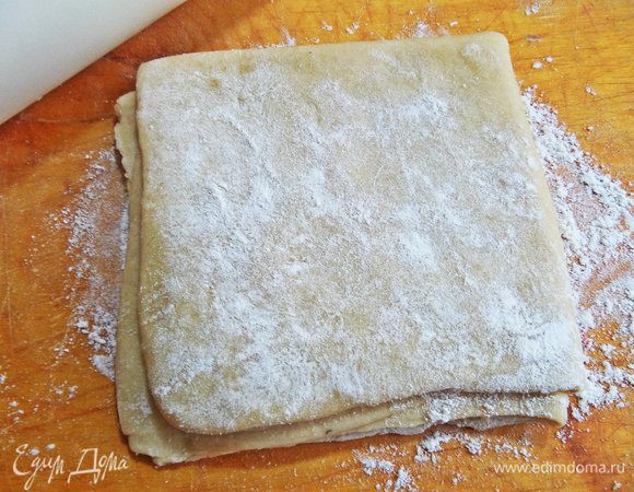 Складываем опять вчетверо, не забываем присыпать муку на доску.