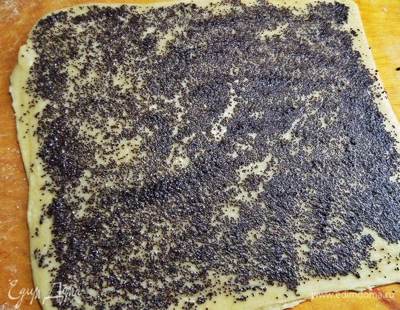 Раскатать в последний раз и теперь уже нанести маковую начинку.