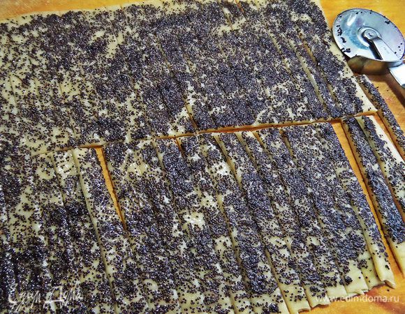 Нарезать поперёк, потом на полоски вдоль с помощью ножа для пиццы.