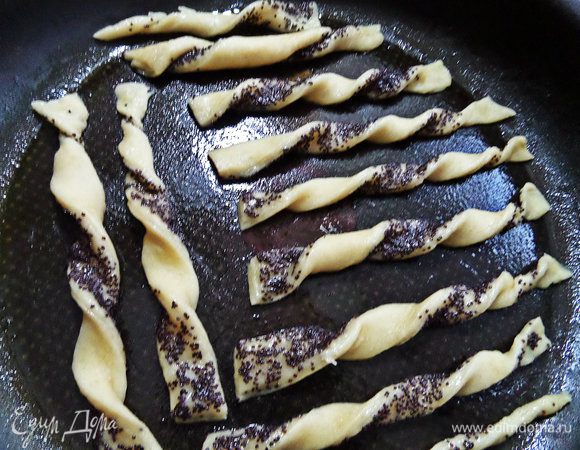 Перекручиваем жгутиком, переносим в смазанную форму, слегка прижимаем концы к форме.