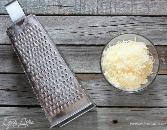 Сыр натереть на мелкой терке.