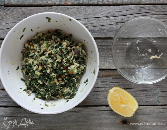 Из лимона отжать сок. В глубокой посуде соединить сыр со шпинатом, добавить сок лимона и все перемешать.