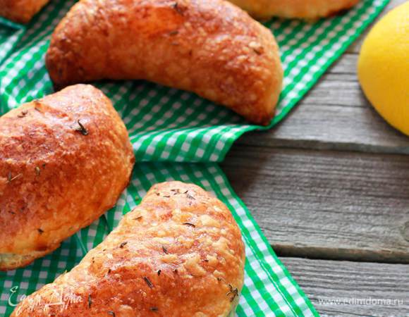 Противень выстелить бумагой для выпечки, выложить пирожки и выпекать в разогретой до 190°С духовке 20-25 минут. Подавать пирожки теплыми. Приятного аппетита. 