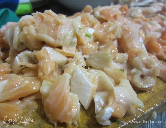 Сёмгу промыть, отделить от кожи, порезать на кусочки.