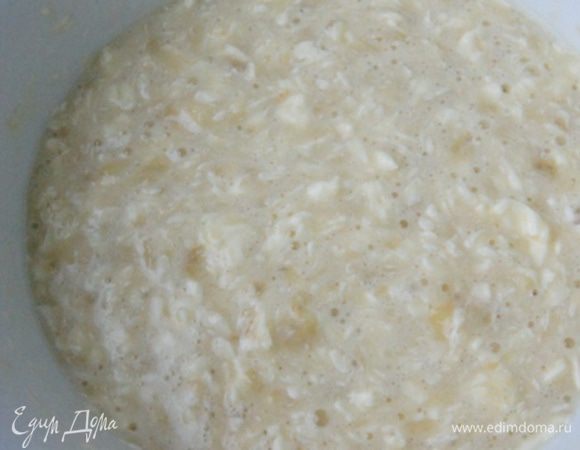 Добавить размягченное сливочное масло, яйцо, ванилин. Перемешать. 