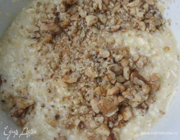 Орехи порубить кусочками и добавить к банановой массе.