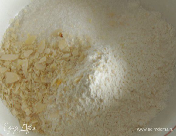 Для теста: муку, сахар, молотый миндаль, щепотку соли измельчить с кубиками холодного масла. Превратить в однородную крошку. 
