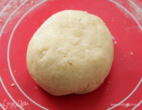 Добавить 2 ст. л. холодной воды и перемешать до однородного теста, долго не вымешивая. Тесто положить в холодильник на 20 минут.
